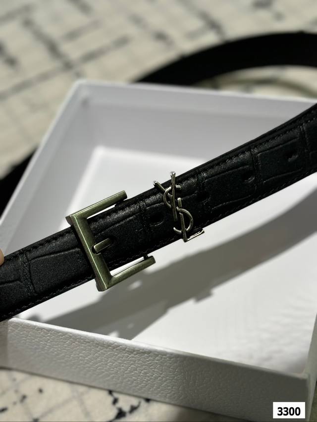 The original leather Ysl belt with box matching has been very popular recently! Cowhide leather! Complete packaging! The belt belongs to it! The belt is exquisite and fashionable. Please note the size when placing an order