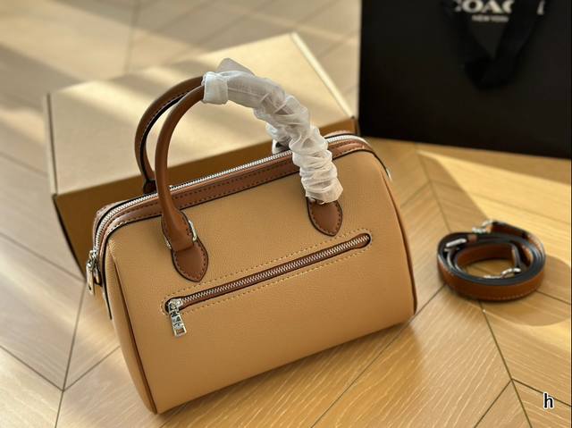 Airplane box size 24 * 16cm, Coach Boston Pillow Bag, retro and elegant, full of high-end feeling, moderate size, suitable capacity, touching, casual and formal wear can be easily controlled: