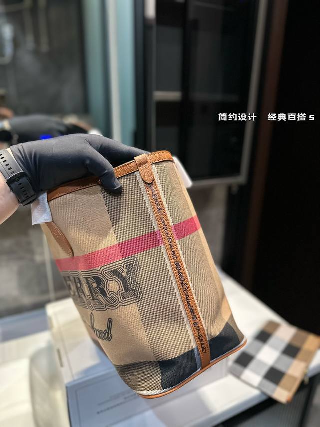 Burberry shopping bag classic temperament big brand shopping bag is really too classic. It looks good on the back no matter how it is carried, and the quality is super good. Imported fabric Pk counter quality, beautiful girl must be kept while in sto