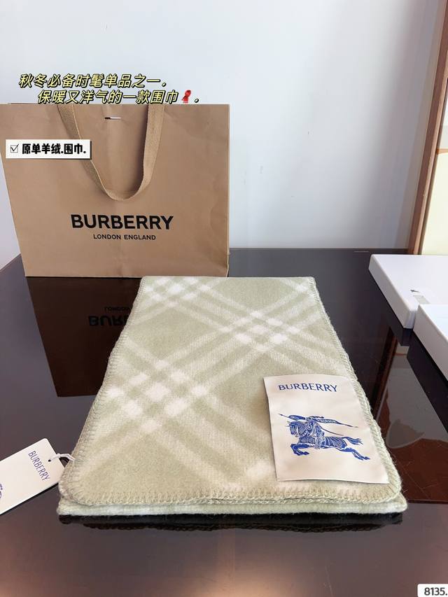 Comes with a gift box The most gentle color scheme of Burberry scarf is a cashmere scarf with a great atmosphere. Don't you want to order such a beautiful scarf now?