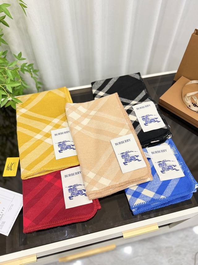 Comes with a box tote bag, Burberry Equestrian Knight logo, carpet edge, sewn wool scarf. Who hasn't owned this warm scarf yet? Double sided cashmere scarf, decorated with a new season plaid pattern