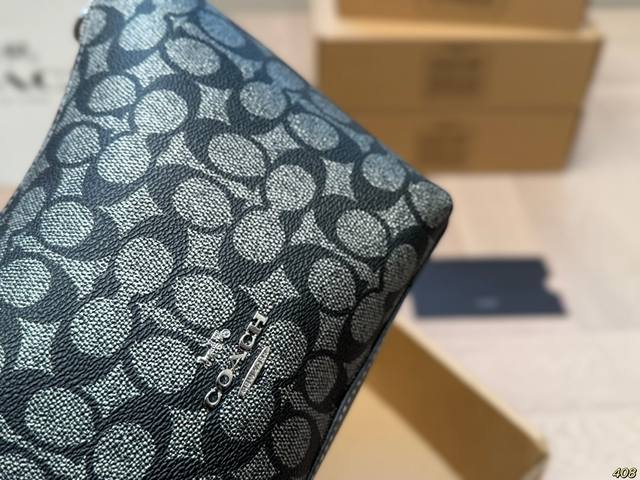 The airplane box, Coach armpit bag, has a high-quality texture, super large capacity, and durability. It can be worn on the street for daily use with a 100% return rate. It is this casual and lazy feeling. Size 20 15: