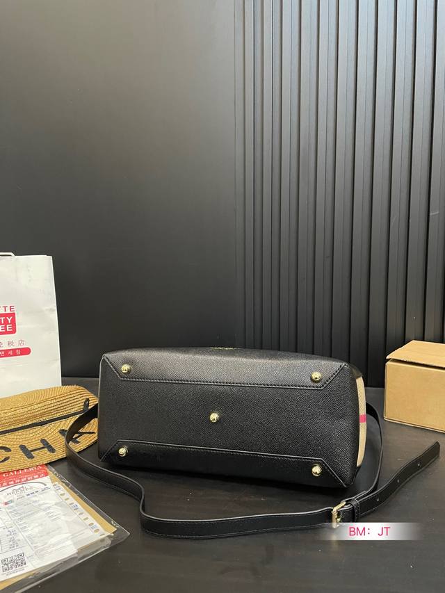 Burberry tote bag, new tote bag! Side suction mode allows for carrying while carrying a long shoulder strap, which can be worn diagonally or on one shoulder! Size: 33 25