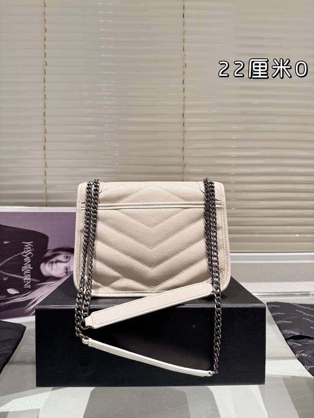 Box size: 22cm Niki is really easy to carry, it looks really nice and unique Ysl Niki leather material soft and sticky texture cowhide! cowhide! Ysl is made of cowhide both inside and outside