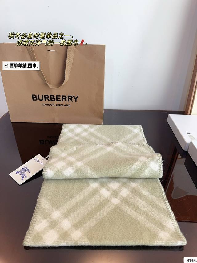 Comes with a gift box The most gentle color scheme of Burberry scarf is a cashmere scarf with a great atmosphere. Don't you want to order such a beautiful scarf now?