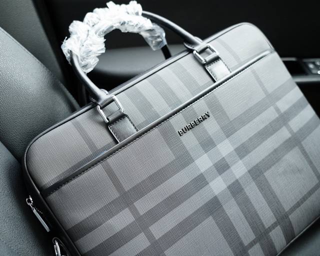 Burberry official website synchronizes high version handbag and crossbody backpack with timeless iconic products made of pure original single calf leather top hardware, non market ordinary version. This year's favorite styles of Burberry are all phot