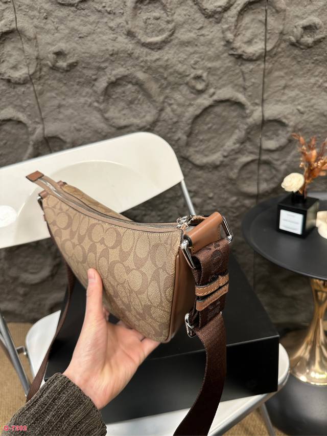 Equipped with a folding box, Coach's new PACE crescent shaped bag and cow horn bag, with a wide canvas shoulder strap design that can be adjusted in length!! It can be worn under the armpit or slung over the shoulder, making it a super versatile item