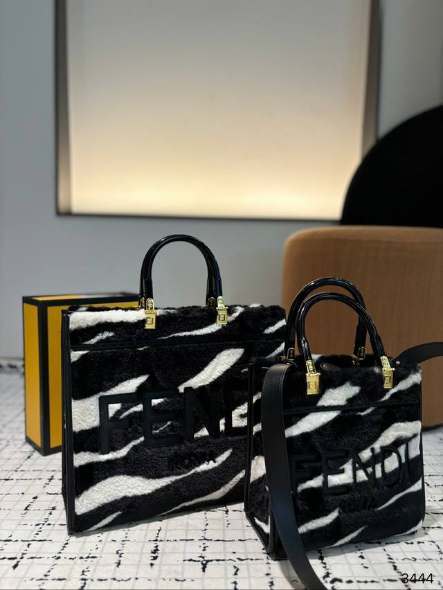 Large size 34.29, small folding box size 22.22 Fendi plush tote bag with furry elements instantly becomes soft and gentle. Autumn and winter are perfect for carrying plush bags! Not only the tactile sensation: