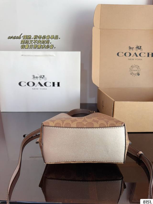 Comes with an airplane box Equipped with the original pendant, the new bucket bag from C Home in May is a casual and casual bag from the latest season of Coach. It has a three-dimensional full armpit and crossbody design, making it a must-have for co