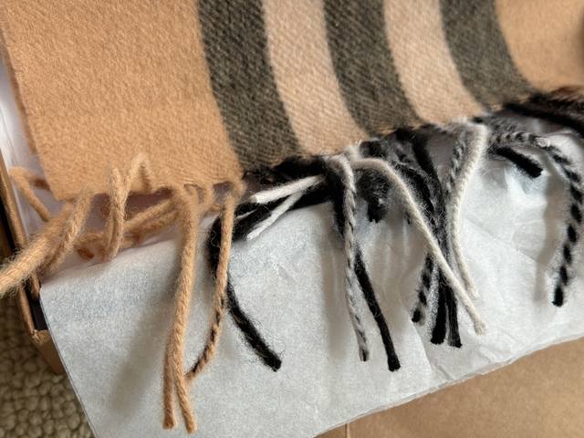 Top quality Burberry classic scarf with box matching, made of genuine materials! Large grid classic pattern! Equally suitable for men! Very gentlemanly! The upper body effect has a very strong aura, with a soft and textured feel. Specifications:% woo