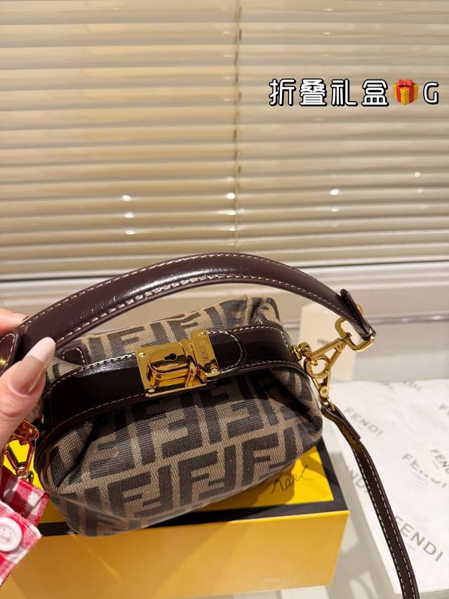 Comes with a folding box Size: 18.12 Fendi denim lunch box bag. The body is full and the design is simple. When it is not filled, it can have a soft hobo effect, but when you fill it up, it presents a very tangible bento: