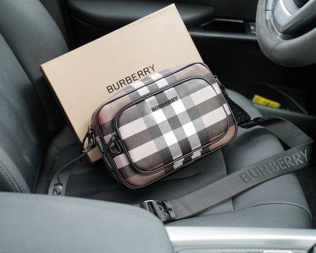 Burberry official website synchronizes high version crossbody single shoulder backpack with eternal and timeless iconic products. Pure original single cowhide top-notch hardware production, non market ordinary version. This year's favorite styles of