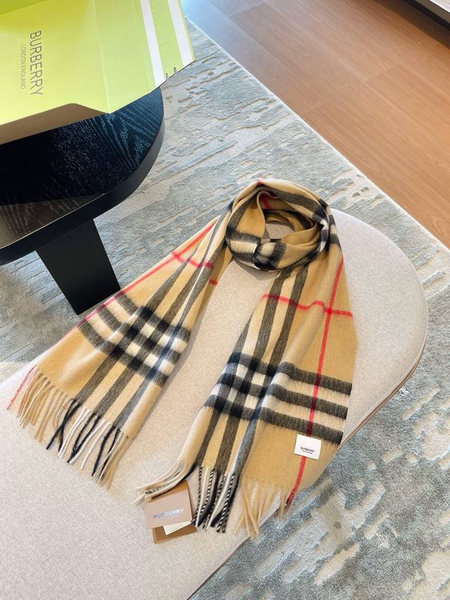 Gift box+5 Burberry plaid scarf is really amazing! Fashionable, unique, and warm with a perfect concave design to create an atmosphere. Don't miss out if you love personalized fashion! 100% sheep wool soft touch