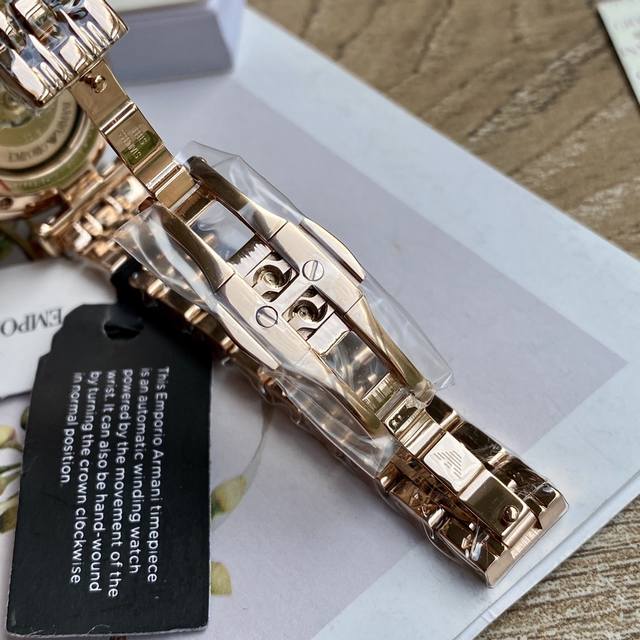 Armani mechanical women's watch has arrived!! Classic and minimalist Italian style, with a transparent heart on the exposed movement, 316 stainless steel strap, original mineral crystal mirror with 30 meter waterproof buckle, fully manual winding mec