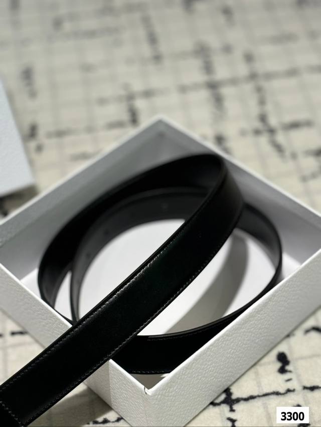 The original leather Ysl belt with box matching has been very popular recently! Cowhide leather! Complete packaging! The belt belongs to it! The belt is exquisite and fashionable. Please note the size when placing an order