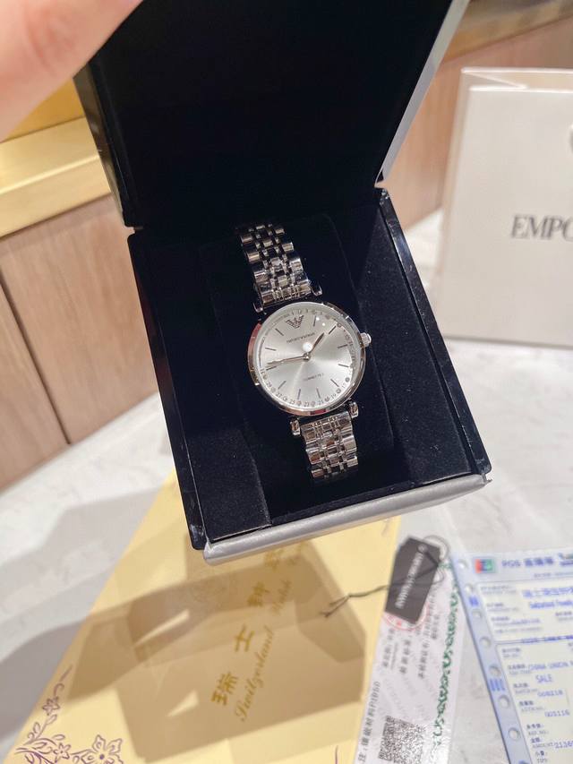 Original Armani 316L stainless steel watch mirror: reinforced mineral glass strap: 316L diameter size: 32mm * pearl mother of pearl perfectly blends and shines on the wrist, creating an elegant image for women with pure, simple and elegant temperamen
