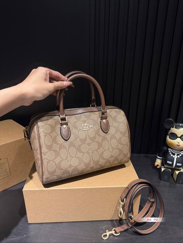 Coach Coach Mini Pillow Bag with Box, New Product Super Cute Mini Boston Small Body, Large Capacity! Size: 25 * 16: