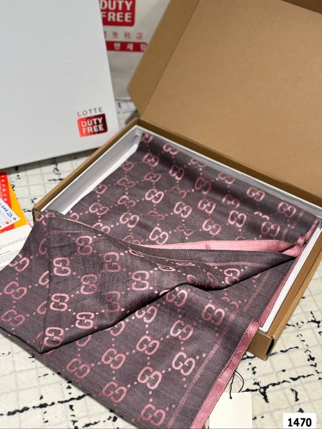 Comes with a gift box The most gentle color scheme of Gucci scarf is a cashmere scarf with a great atmosphere. Don't you want to order such a beautiful scarf now