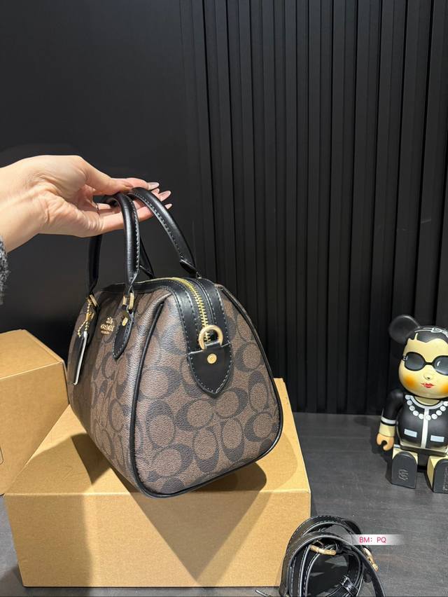 Coach Coach Mini Pillow Bag with Box, New Product Super Cute Mini Boston Small Body, Large Capacity! Size: 25 * 16: