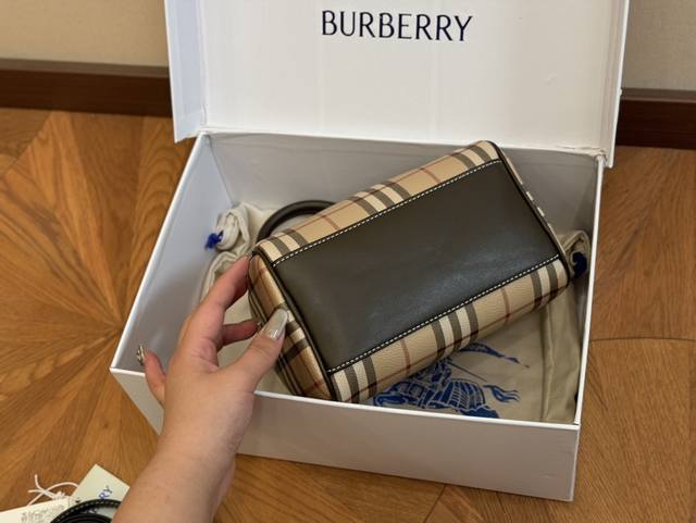 Box Size: 20.13Cm Burberry | Knock Cute Pillow Bag~Multi color, Hand carried Crossbody Matching~