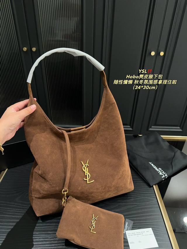 Equipped with a folding box size of 34.30, the Yves Saint Laurent Hobo suede armpit bag is simple and unique, full of design sense. It can create a lazy and casual atmosphere for commuting on the street. The interior space is large. Equipped with a m