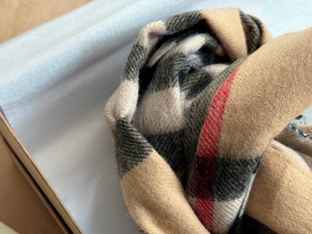 Top quality Burberry classic scarf with box matching, made of genuine materials! Large grid classic pattern! Equally suitable for men! Very gentlemanly! The upper body effect has a very strong aura, with a soft and textured feel. Specifications:% woo