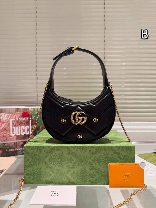 Leather version with mirror Gg Marmont half moon bag Guccimarmonto has released another half moon bag ◎ ° New to gg Marmont half moon bag store. Currently available in black and white: