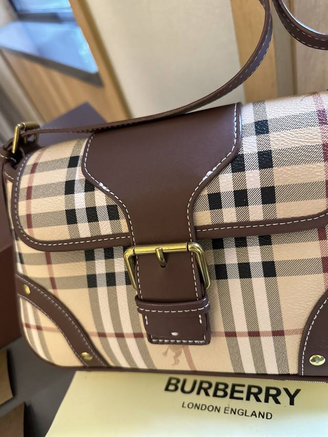Folding gift box Burberry vintage warhorse leather armpit baguette bag Burberry cowhide armpit baguette bag is not only a classic of Fendi's vintage baguette bag, this one is also classic. The reason why people love baguettes so much is that