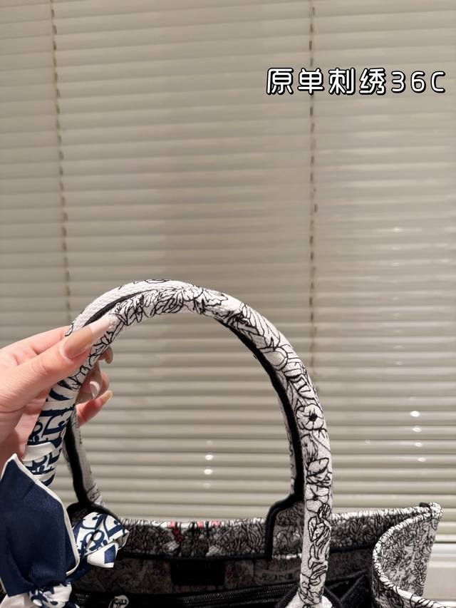 Original embroidery 215 190 Dior jacquard tote bag with inner lining Dior Book Tote. This year's favorite shopping bag Tote is the bag I use the most times because of its super large capacity. No matter what: