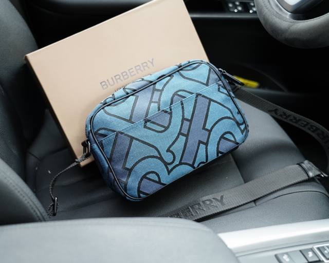 Burberry's official website synchronizes the high-end version of the single shoulder crossbody backpack, which is a classic and timeless work. The original single fabric material has a delicate feel, deep waterproof and wear-resistant. It is not a re