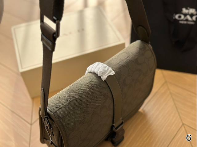 Folding box is great! Coach's new League men's bag is worth having! The Coach League bag is made of high-quality leather materials, such as cowhide, paired with fabric and signature jacquard fabric, which is made of organic cotton: