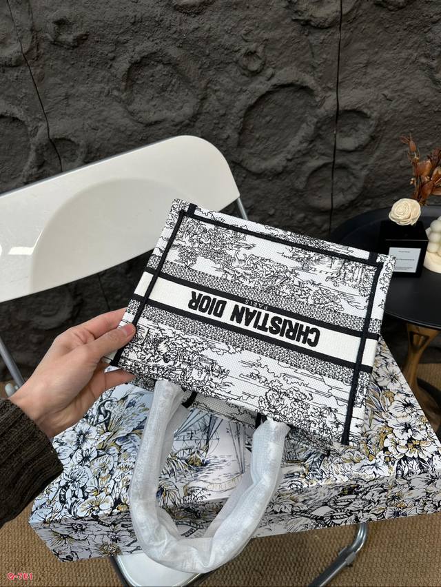 Small size 21.20cm, medium size 35.27cm, large size 41.34cm, original single Dior shopping bag with folding box. This year's heavyweight counter classic explosive will be different from handsome and elegant: