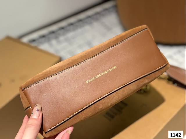 Paired with the new Kouchi armpit bag, the spicy girl style is also too cool. The new product is so beautiful, and the new bag shape is great for carrying. It's really cool. Family size: 25 15: