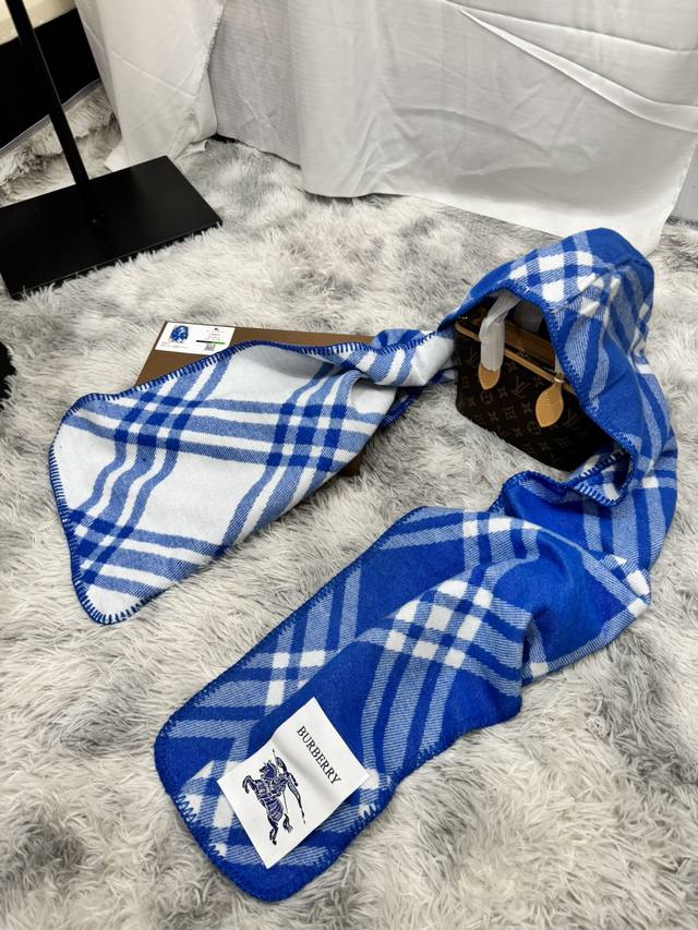 New scarf, Burberry. Original beautiful item, classic explosive item, returns to the forefront. Burberry's new imported Nepalese cashmere top embroidery scarf is definitely a screaming quality fashion brand's top design Essential high-end products fo