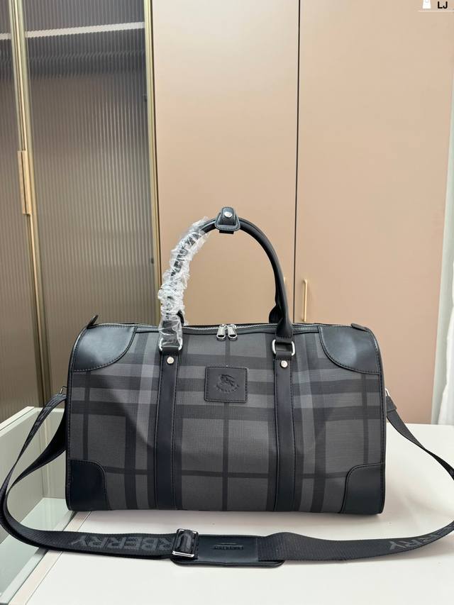 Burberry travel bag is a handsome and versatile travel bag with a classic design that is spacious and suitable for both men and women. It has a large Lj size of 45.18.26