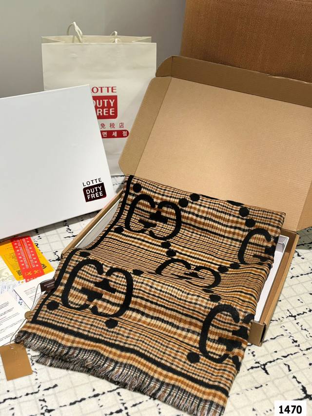 Comes with a gift box The most gentle color scheme of Gucci scarf is a cashmere scarf with a great atmosphere. Don't you want to order such a beautiful scarf now