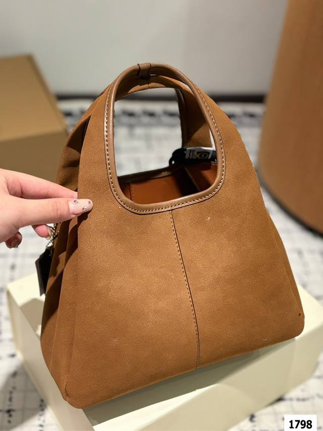 The gift box packaging of Coach's new Lana basket is really versatile! Both handheld and crossbody are suitable for comfort, with a perfect score. The entire bag only has a simple metal small C logo, which is simple yet low-key. The whole body is mad