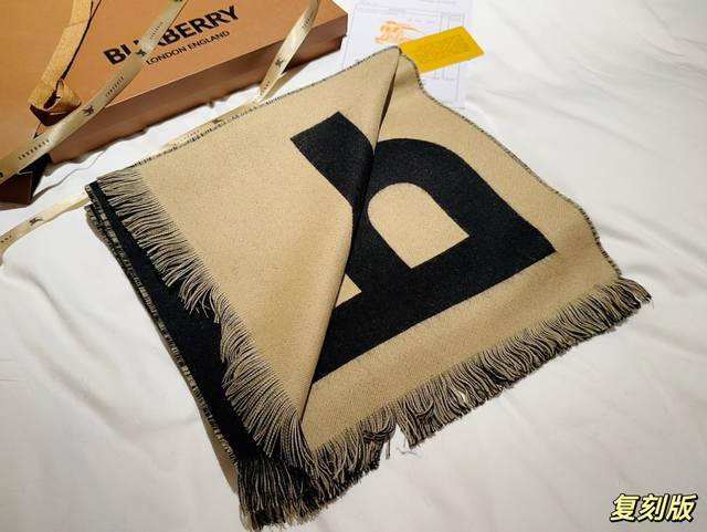 Delivery picture of the same complete set of packaging Burberry scarf counter original printed customized Burberry cashmere scarf counter washed label,% cashmere material, soft touch, hand sewn Burberry logo, integrated lock edge details not