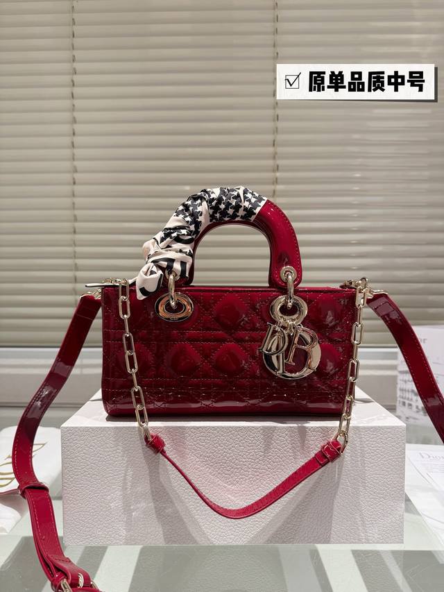 Lacquer leather medium size Dior Lady Life limited edition bag, new lady Life milky white package that can cure all diseases is not fake. It is really beautiful, the actual product looks better than the photo, Dior Daifei yyds, size medium 2: