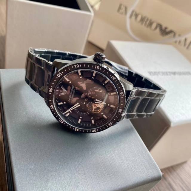 Armani ar60054 silver hollowed out diamond inlaid perspective automatic mechanical watch! Hollow perspective window, with texture pointers and sharp lines that leap into the hand! The black dial paired with a 316 steel strap bracelet is grand and bea