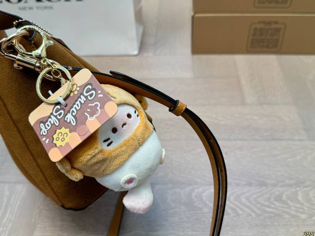 Aircraft box with pendant Coach handbag Perfect for daily commuting cool and cute Extreme beauty Perfect girl is you Size 21 17: