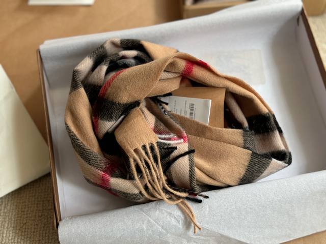 Top quality Burberry classic scarf with box matching, made of genuine materials! Large grid classic pattern! Equally suitable for men! Very gentlemanly! The upper body effect has a very strong aura, with a soft and textured feel. Specifications:% woo