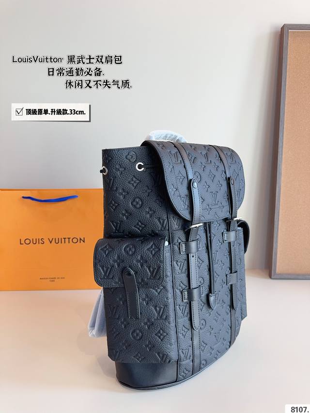 Top of the line original Lv's latest men's travel backpack is particularly popular, featuring the same old floral pattern as the star. It features a striking combination of black and gray, and is also paired with webbing decorative shoulder straps an