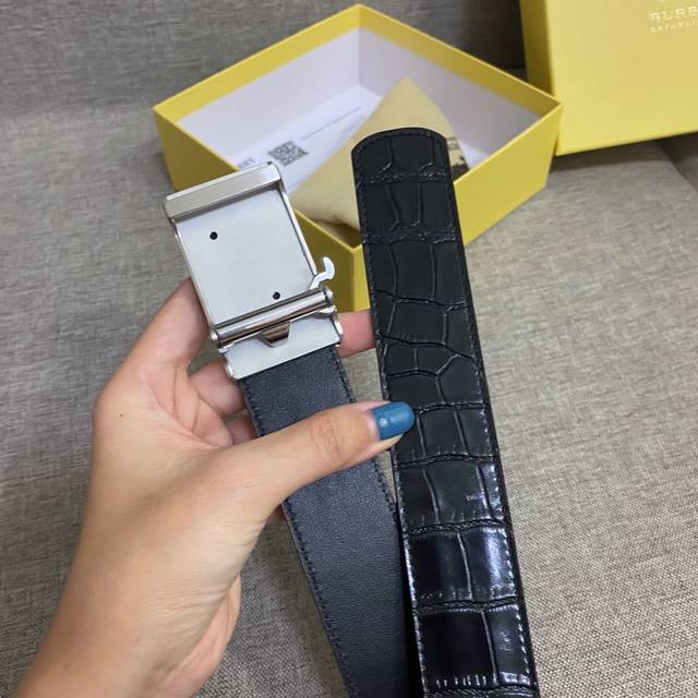 The explosive Burberry gift features an automatic buckle slide with a width of 3.5cm. The new original version is paired with a classic 18K stainless steel buckle. Fashionable and versatile, pursuing high-end original quality, reflecting taste, casua