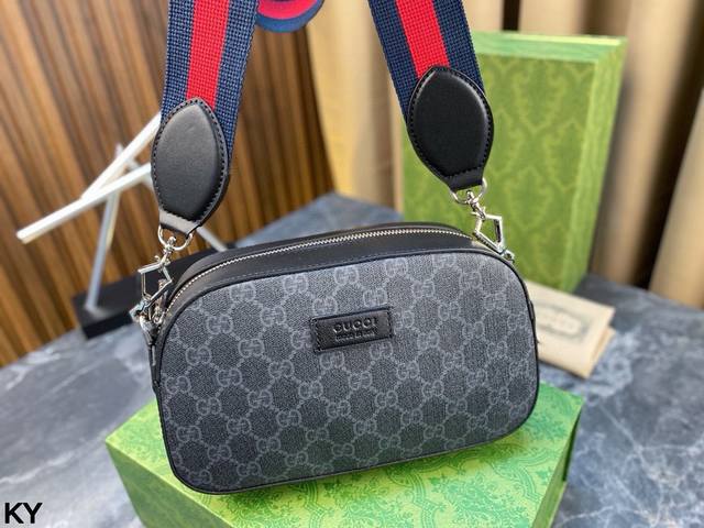 The Gucci camera bag comes with a full set of packaging and looks really good. The Gg Supreme material is full of fashion sense, and the red and blue nylon striped webbing and the black and gray brand logo pattern presented with ingenuity complement