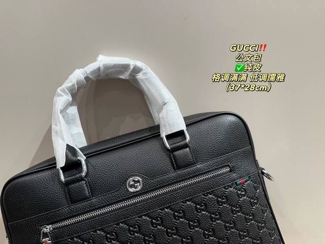 Pure leather size 37.28, cool and stylish Gucci briefcase exudes a low-key, steady and elegant atmosphere! The design is quite broad and stylish! The more you use it, the more it will precipitate! More low-key and steady!! Can be carried on one shoul