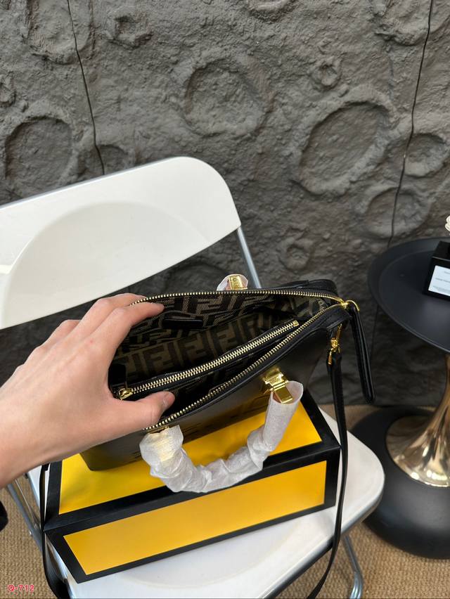 Comes with a folding box and Fendi pillow bag. By The Way, it has a large capacity and is cute and can be carried by hand or slung over the body. It can be sweet or salty! Size 27.18Cm: