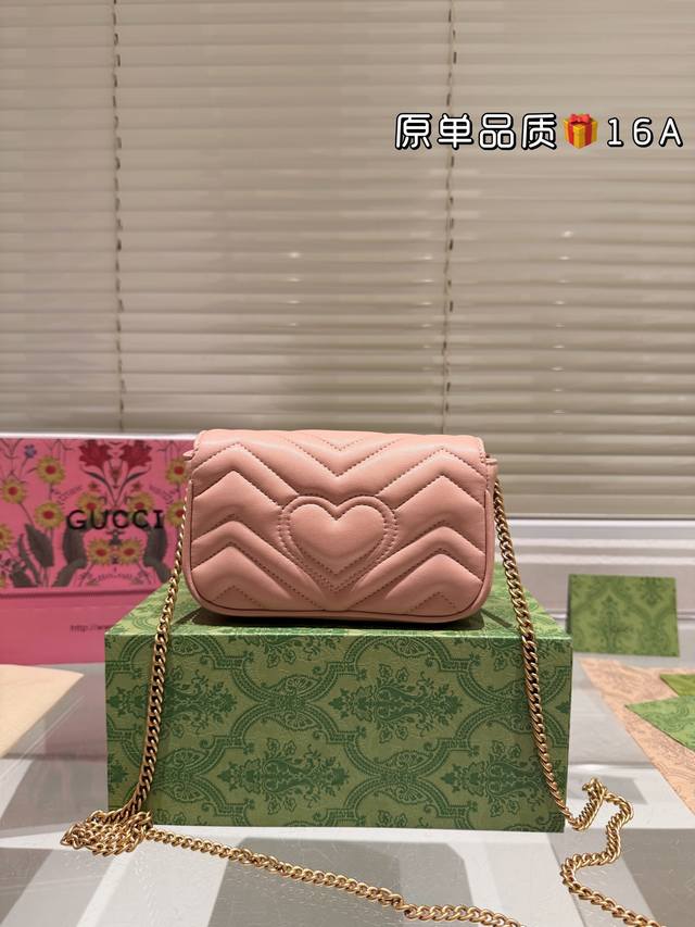 The leather airplane box folding gift box has sold thousands of pieces, and now the quality has been upgraded to better. Gucci Marmont mini 16.5cm: