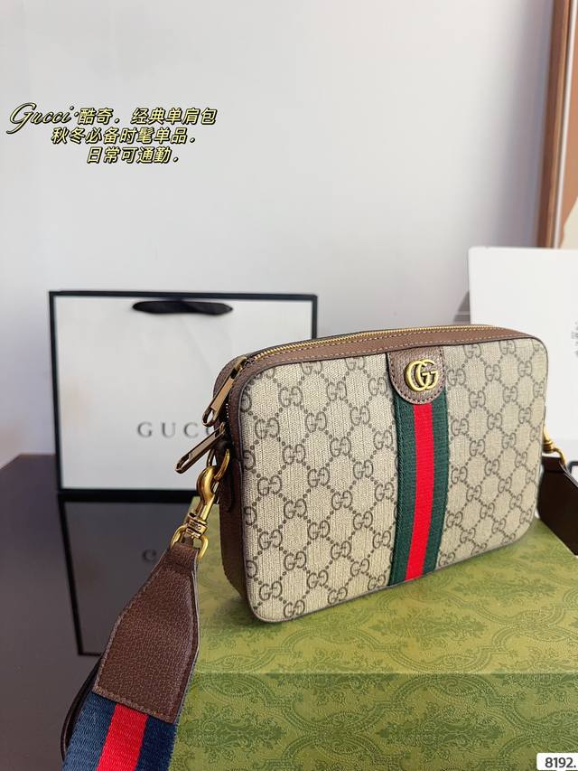 Comes with a gift box Gucci's new camera series Danning is really cool. In addition to its original elegance and retro style, it has become more fashionable and youthful. The black denim is slightly worn out. As a complete denim enthusiast, this seri