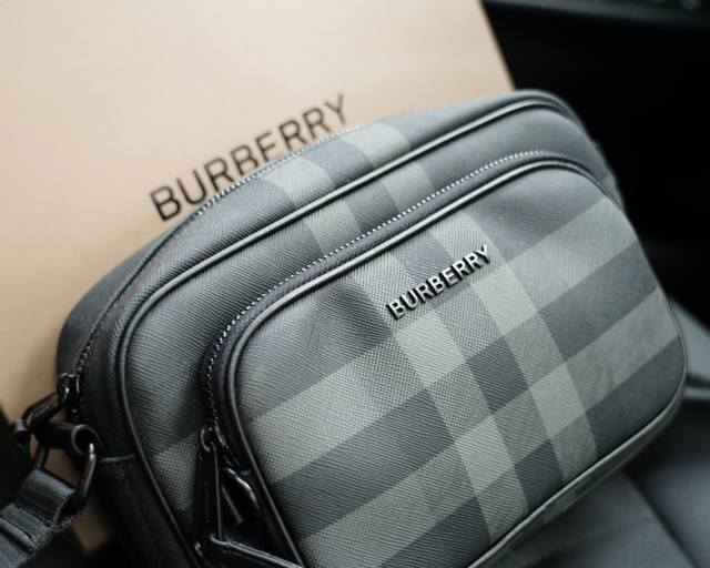 Burberry official website synchronizes high version crossbody single shoulder backpack with eternal and timeless iconic products. Pure original single cowhide top-notch hardware production, non market ordinary version. This year's favorite styles of